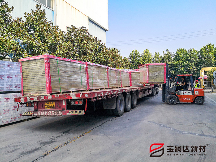 寶潤(rùn)達(dá)巖棉外墻一體板裝車(chē)發(fā)往連云港
